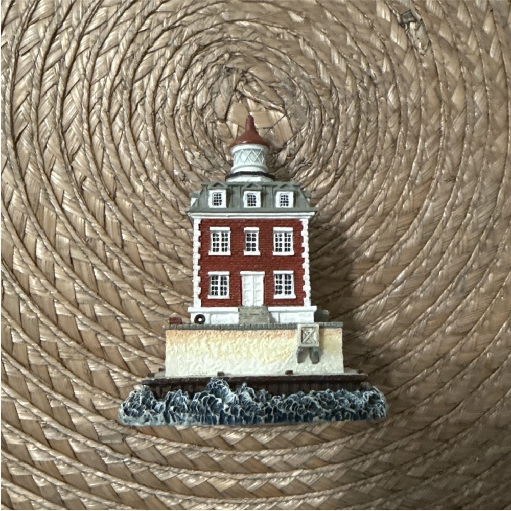 Vintage 1997 Harbour Lights New London Ledge lighthouse figurine
